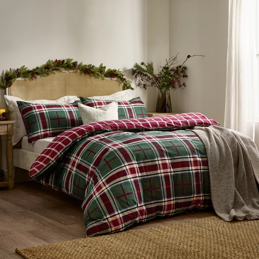 Braemar Checked Duvet Set | Berry & Pine