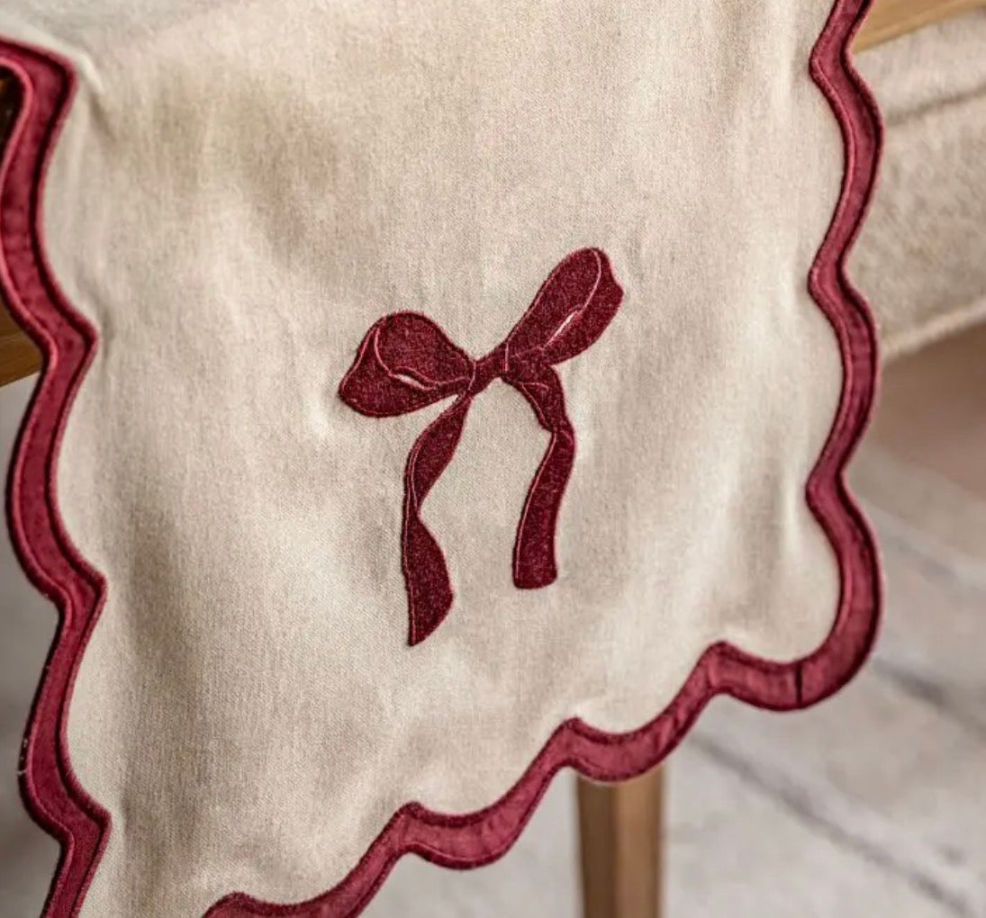 Heritage Scallop Bow Table Runner