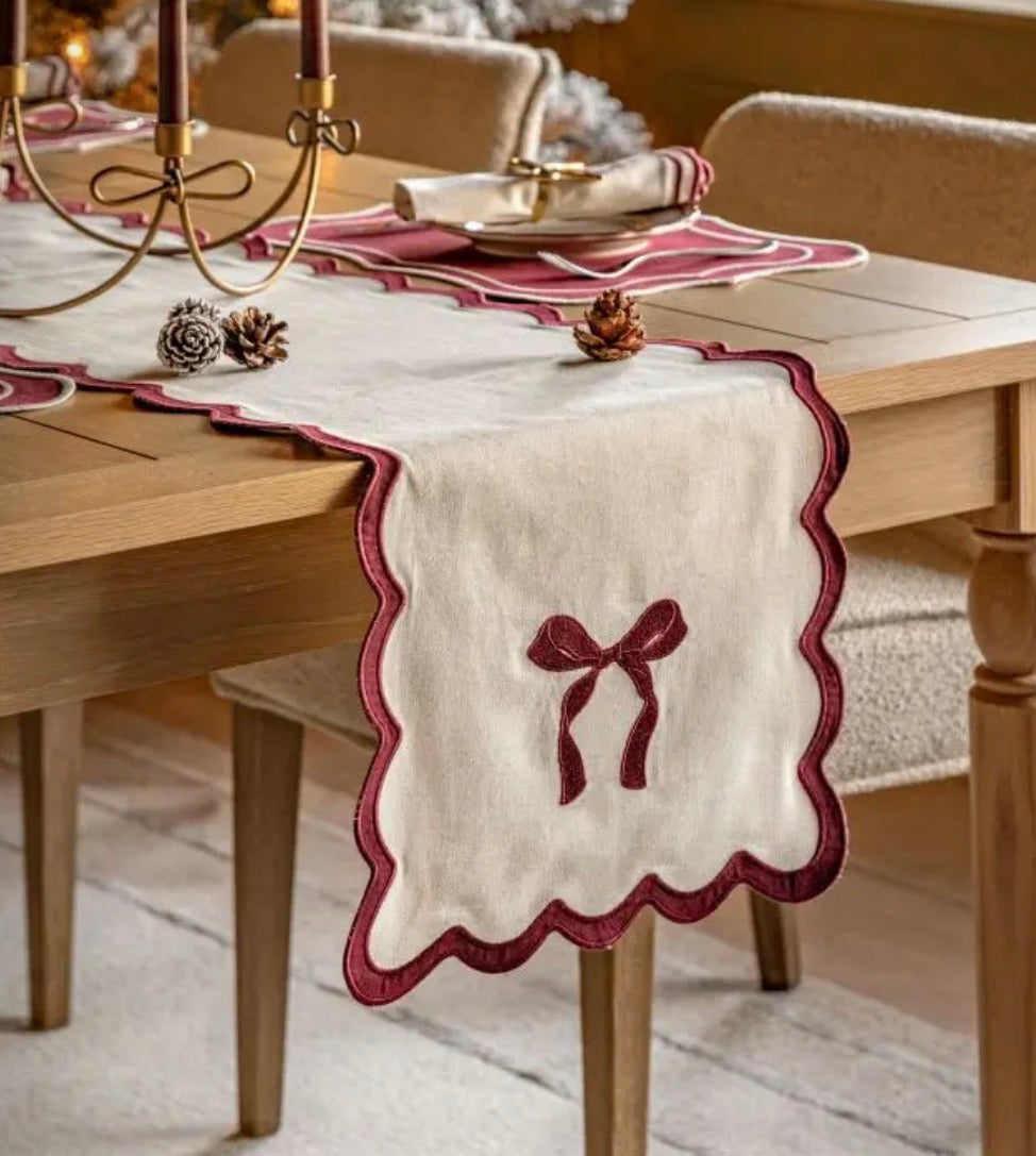 Heritage Scallop Bow Table Runner