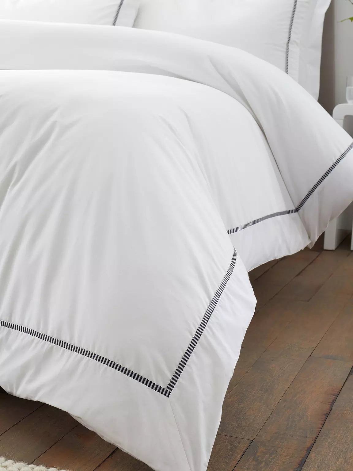 Contrast Trim Duvet Set (Black & White)